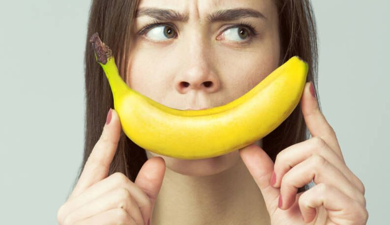 djevojka s bananom imitira povećanje penisa masažom